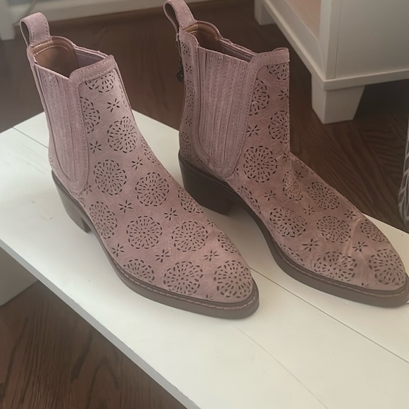 🌿P4 Brooks mauve pink women’s suede booties, size 5.5🌿 - Picture 2 of 9